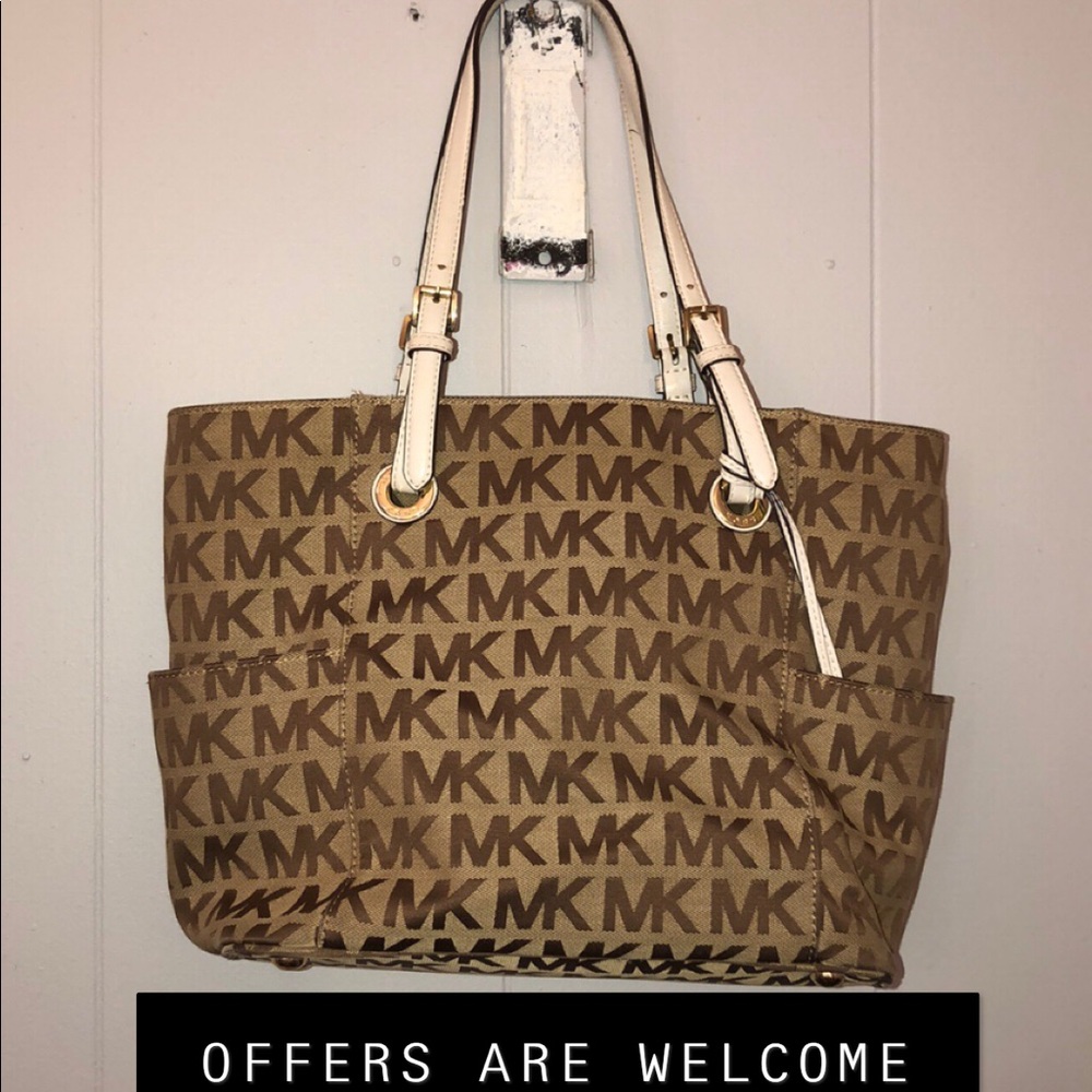 A purse Micheal kors